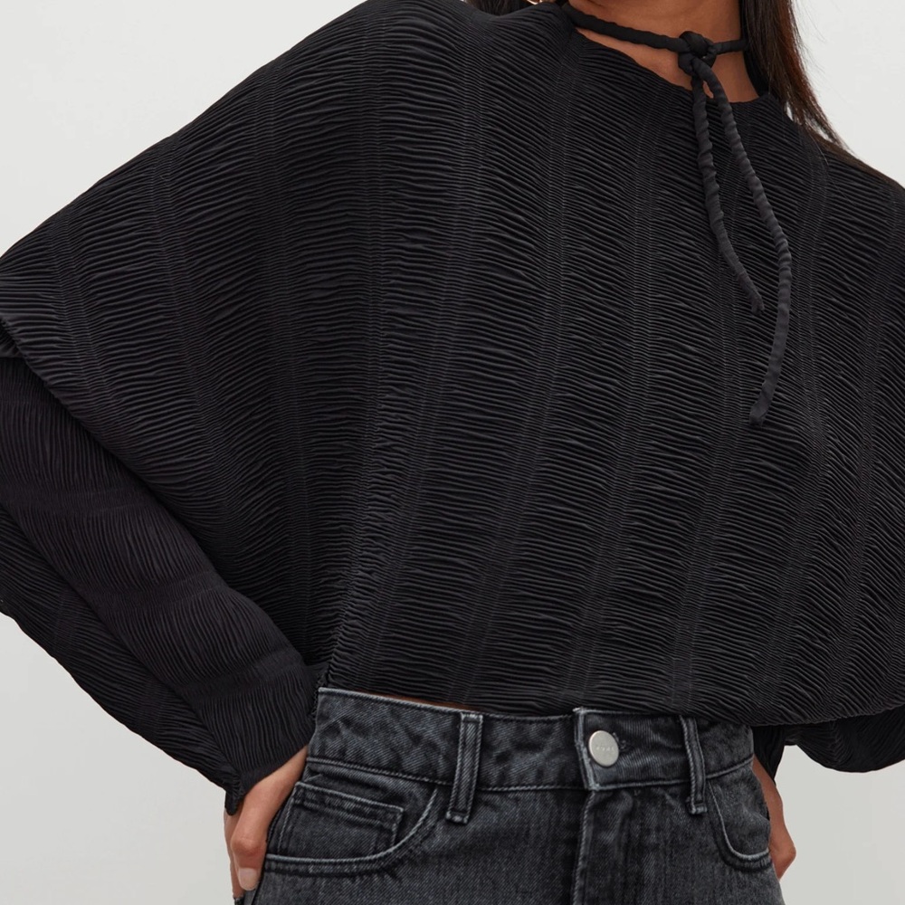 Róhe Effie top size 40 in black. Brand new.